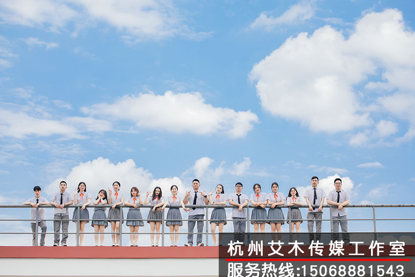 1630151219435181.jpg 正面站在校園高處手扶護欄表情不一的拍攝