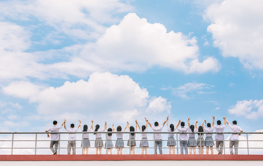 1630151312102715.jpg 背靠站護欄在校園高處的拍攝