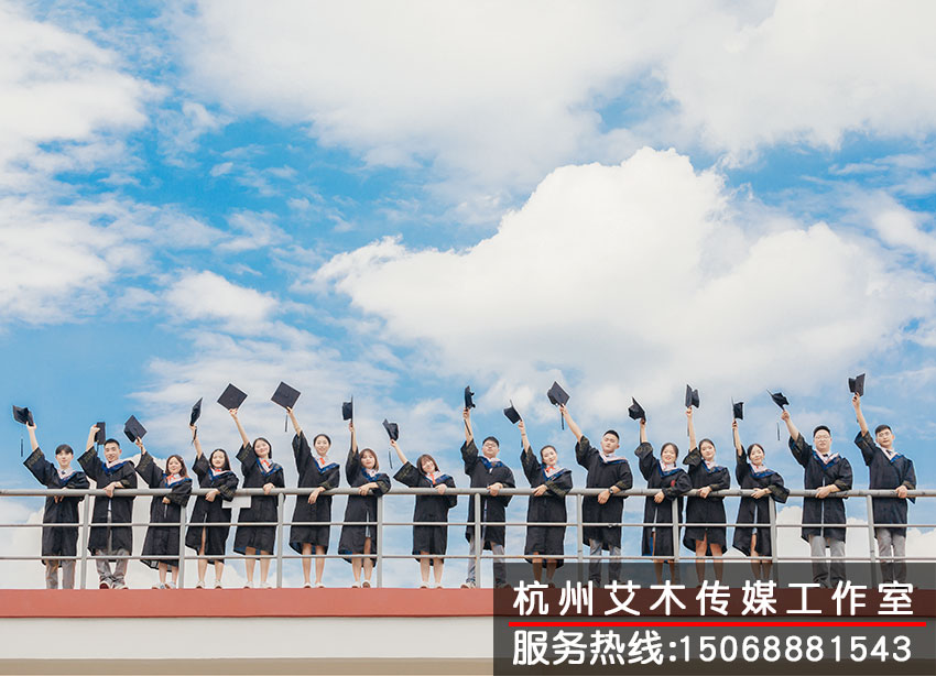 1630151375697855.jpg 穿上學士服正面站在校園高處手扶護欄的集體拍攝