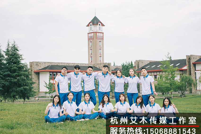 1630151416269857.jpg 校園草地上穿上統一的短袖長褲集體拍攝