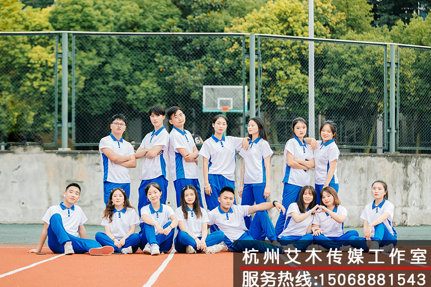 1630151546723394.jpg 校園籃球場上穿上統一的短袖長褲集體拍攝