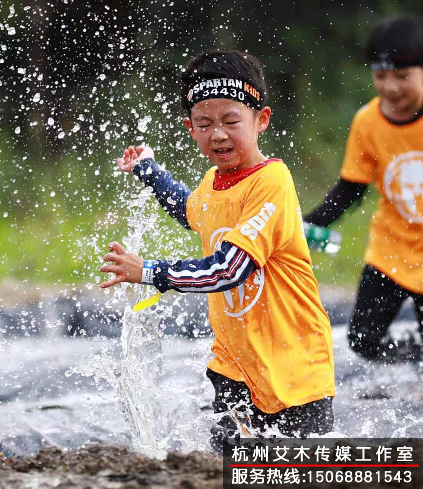 1630935808780679.jpg 認真自信的表情抓拍拍攝