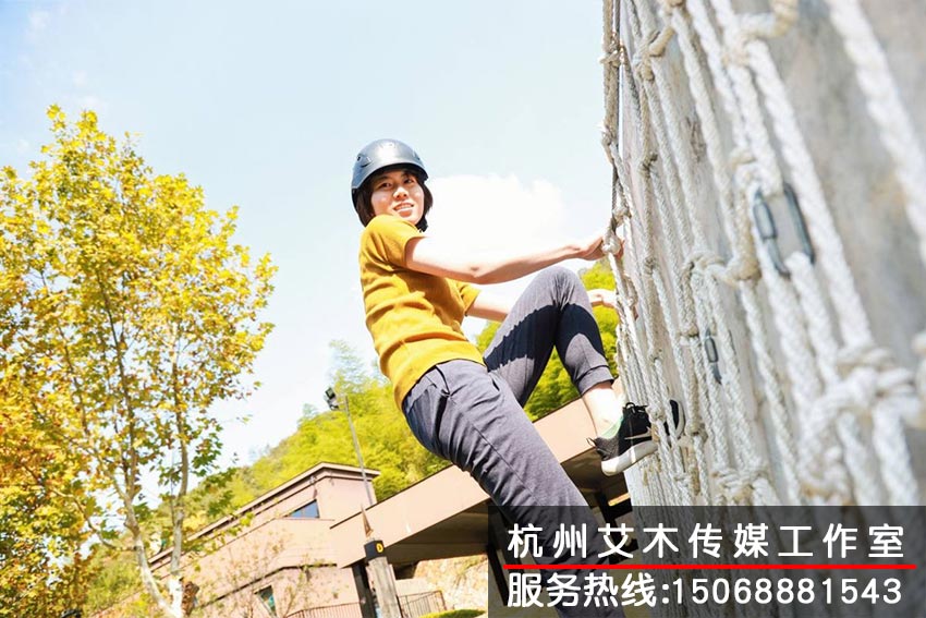 戶外訓(xùn)練基地團(tuán)隊(duì)成員攀登高處場(chǎng)景拍攝