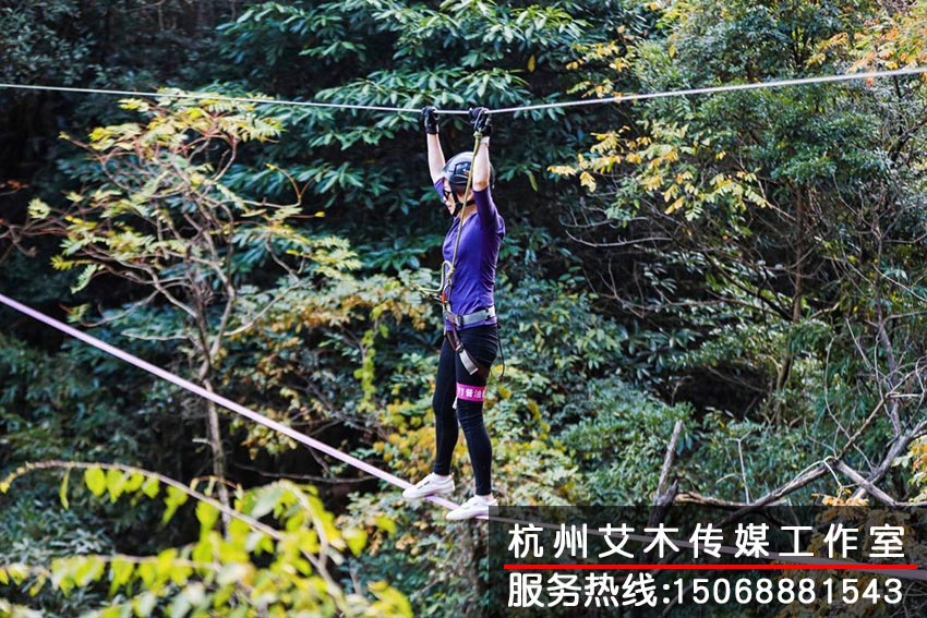 戶外訓(xùn)練基地團(tuán)隊(duì)成員半空過(guò)繩索道場(chǎng)景拍攝