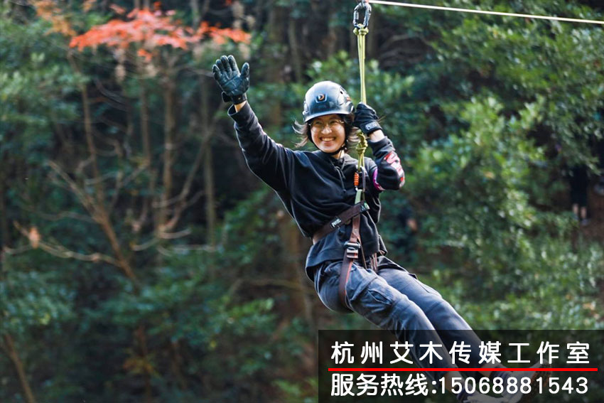 戶外訓(xùn)練基地團(tuán)隊(duì)成員半空坐滑繩索道場(chǎng)景拍攝